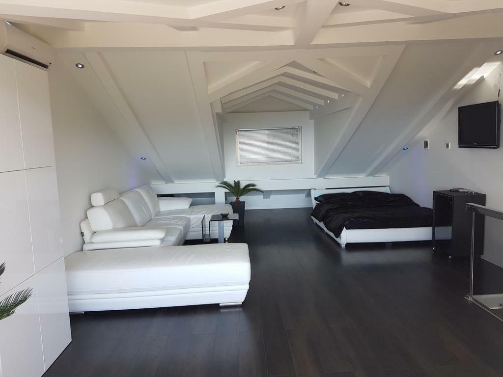 Penthouse Jacuzzi & Pool Apartmants オパティヤ エクステリア 写真